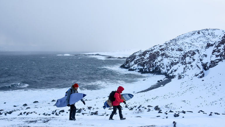 Сергей Расшиваев с партнером идут к воде. Сергей Расшиваев с партнером идут к воде.