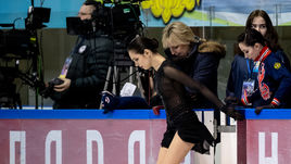 Евгения Медведева и Елизавета Туктамышева выходят на лед.