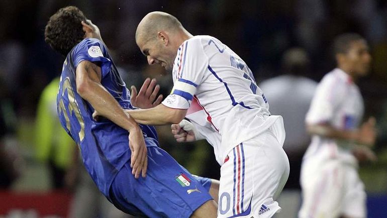 Зинедин Зидан бьет в грудь Марко Матерацци в финале чемпионата мира - 2006. Фото REUTERS Зинедин Зидан бьет в грудь Марко Матерацци в финале чемпионата мира - 2006. Фото REUTERS