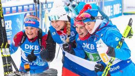 13 января. Оберхоф. Екатерина Юрлова-Перхт, Евгения Павлова, Маргарита Васильева и Лариса Куклина (слева направо) после победы в эстафете.