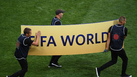 Рабочие во время финала ЧМ-2018 в Москве.