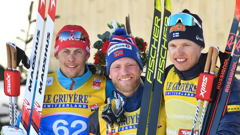 Чемпион мира в гонке на 15 км классикой Мартин Сундбю (в центре), серебряный призер Александр Бессмертных (слева) и бронзовый Иво Никсанен. Фото AFP Чемпион мира в гонке на 15 км классикой Мартин Сундбю (в центре), серебряный призер Александр Бессмертных (слева) и бронзовый Иво Никсанен. Фото AFP