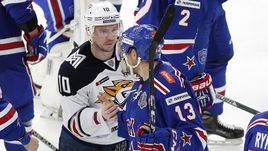 Главные звезды КХЛ - Сергей Мозякин (№10) и Павел Дацюк.