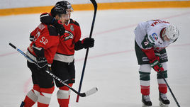 27 февраля. Балашиха. "Авангард" – "Ак Барс" – 6:3. Сергей Широков (№52) и Денис Зернов (№16) празднуют гол.