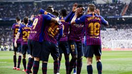 27 февраля. Мадрид. "Реал" - "Барселона" - 0:3. Гости празднуют забитый гол.