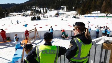 "Одного спортсмена поймали с иглой в руке". Что известно о полицейском рейде в Зефельде