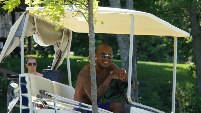 Рэй Эмери в гольф-каре. Рэй Эмери в гольф-каре.