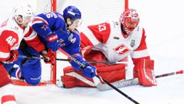 28 февраля. Санкт-Петербург. СКА - "Спартак" - 2:3. Сергей Плотников атакует ворота Юлиуса Гудачека.