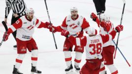 28 февраля. Санкт-Петербург. СКА - "Спартак" - 2:3. Москвичи празднуют очередную заброшенную шайбу.