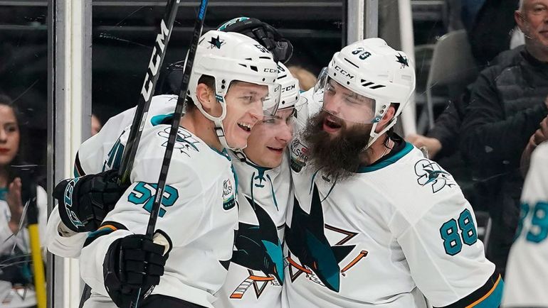 Лукаш Радил (слева), Тимо Майер (в центре) и Брент Бернс. Фото НХЛ Лукаш Радил (слева), Тимо Майер (в центре) и Брент Бернс. Фото НХЛ