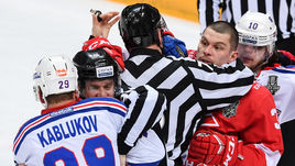 2 марта. Москва. "Спартак" - СКА - 2:5. Одна из нескольких стычек во время третьего матча серии.