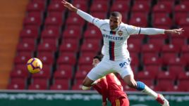 2 марта. Грозный. "Арсенал" - ЦСКА - 2:0. Родриго Бекао в борьбе с Игорем Горбатенко.