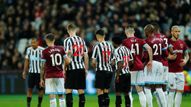 После введения нового правила "стенка" при штрафных и свободных ударах будет состоять только из игроков обороняющейся команды.