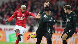 3 марта. Москва. "Спартак" - "Краснодар" - 1:1. Луиз Адриану (слева).