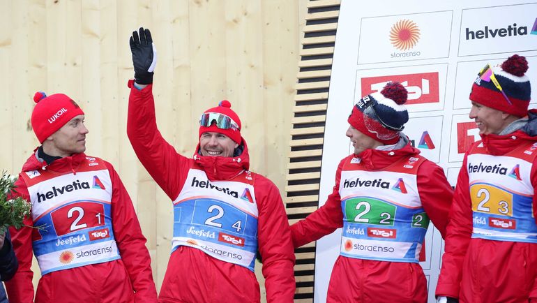 Сергей Устюгов (второй слева) с партнерами по сборной России Андреем Ларьковым (слева), Александром Бессмертных (второй справа) и Александром Большуновым. Фото REUTERS Сергей Устюгов (второй слева) с партнерами по сборной России Андреем Ларьковым (слева), Александром Бессмертных (второй справа) и Александром Большуновым. Фото REUTERS