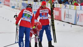 1 марта. Зефельд. Финиш Сергея Устюгова (в центре) в эстафете, принесшей России серебряную медаль чемпионата мира.