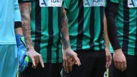 Полузащитник турецкого "Амедспора" Мансур Чалар с лезвием в руках.