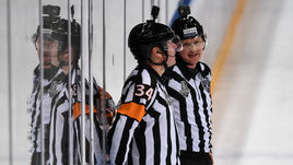 4 марта. Москва. "Спартак" - СКА - 2:3 ОТ. Судьи матча Николай Акузовский (справа) и Алексей Раводин.