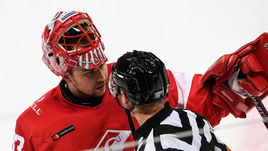 4 марта. Москва. "Спартак" - СКА - 2:3 ОТ. Судья Николай Акузовский (справа) и вратарь Юлиус Гудачек.