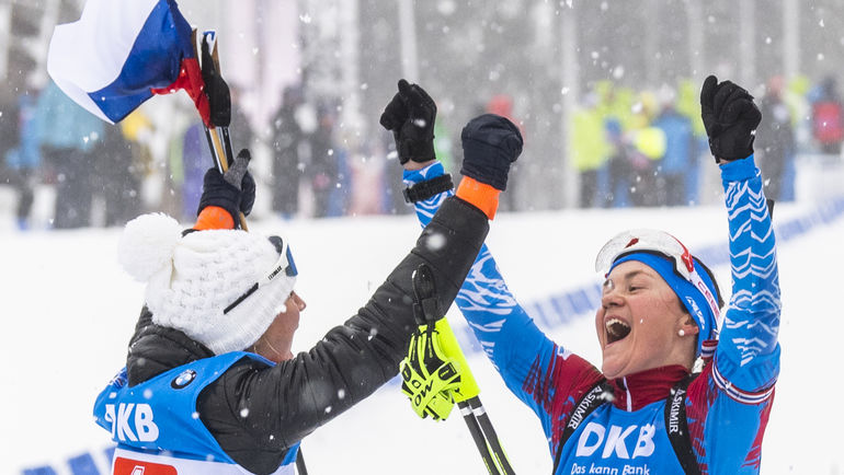 13 января. Оберхоф. Евгения Павлова и Екатерина Юрлова-Перхт празднуют победу в эстафетной гонке. Фото AFP 13 января. Оберхоф. Евгения Павлова и Екатерина Юрлова-Перхт празднуют победу в эстафетной гонке. Фото AFP