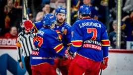 5 марта. Хельсинки. "Йокерит" - "Динамо" - 2:1. Хоккеисты финского клуба празднуют заброшенную шайбу.