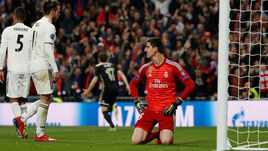 5 марта. Мадрид. "Реал" - "Аякс" - 1:4. Тибо Куртуа и игроки "Реала" после четвертого гола "Аякса".