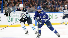 5 марта. Тампа. "Тампа-Бэй" – "Виннипег" – 5:2. Никита Кучеров (№86) против Патрика Лайне.