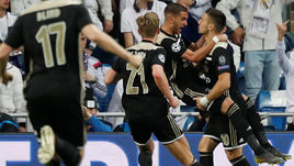 5 марта. Мадрид. "Реал" - "Аякс" - 1:4. Факим Зиех празднует свой гол с Душаном Тадичем (№10) и Френки де Йонгом (№21).