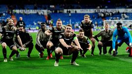 5 марта. Мадрид. "Реал" - "Аякс" - 1:4. Капитан "Аякса" Маттайс де Лигт (на переднем плане) и его партнеры празднуют победу над "Реалом".