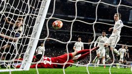 5 марта. Мадрид. "Реал" - "Аякс" - 1:4. Давид Нерес забивает второй гол в ворота мадридцев.