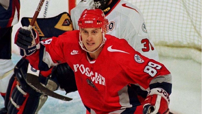 Александр Могильный забивает за сборную России.