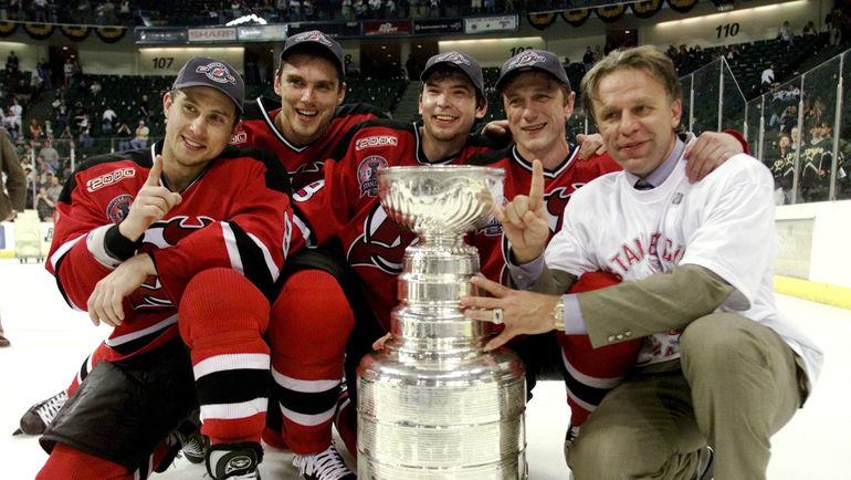 Александр Могильный., Владимир Малахов, Сергей Брылин, Сергей Немчинов и Вячеслав Фетисов позируют с Кубком Стэнли.