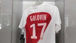 7 марта. Монако. Футболка Александра Головина в магазине "Монако".