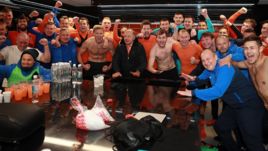 7 марта. Екатеринбург. "Урал" – "Спартак" – 1:0. Президент уральской команды Григорий Иванов (в центре) вместе с командой в раздевался после победы.