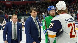 7 марта. Уфа. "Салават Юлаев" – "Металлург" Мг – 3:2 ОТ. Главный тренер "Салавата" Николай Цулыгин (второй слева) выиграл свою первую серию плей-офф.