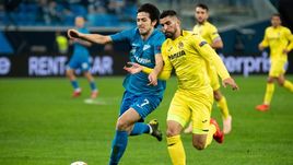 7 марта. Санкт-Петербург. "Зенит" - "Вильярреал" - 1:3. Сердар АЗмун в борьбе за мяч с игроком испанской команды.