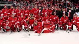 8 марта. Москва. "Спартак" - СКА - 1:2. Хоккеисты "Спартака" благодарят болельщиков после завершения сезона.