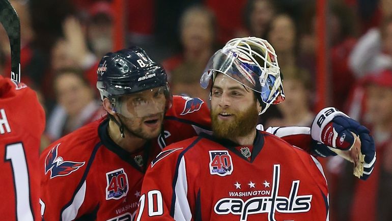 Брэйден Холтби и Александр Овечкин. Фото AFP Брэйден Холтби и Александр Овечкин. Фото AFP