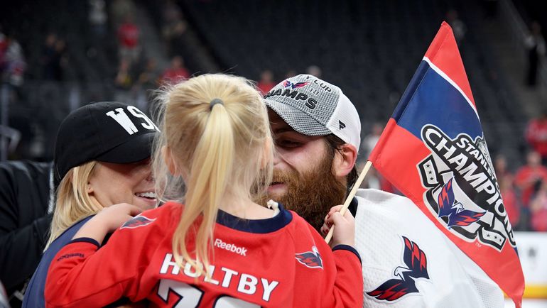 Брэйден Холтби с семьей. Фото AFP Брэйден Холтби с семьей. Фото AFP