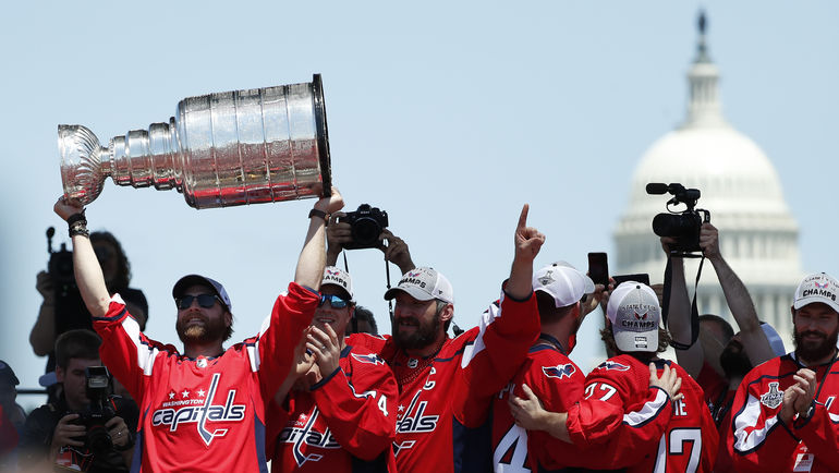Брэйден Холтби (с кубком) во время чемпионского парада. Фото AFP Брэйден Холтби (с кубком) во время чемпионского парада. Фото AFP