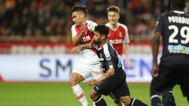 9 марта. Монако. "Монако" - "Бордо" - 1:1. Команда Александра Головина (на дальнем плане) упустила победу.