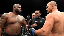 Деррик Льюис (слева) и Джуниор дос Сантос.