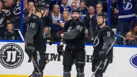 10 марта. "Тампа-Бэй" – "Детройт" – 3:2. Никита Кучеров (в центре) оформил дубль.