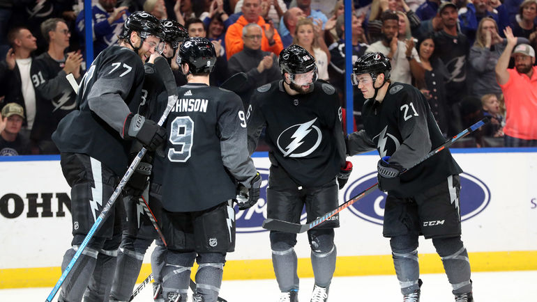 Никита Кучеров (второй справа) принимет поздравления от партнеров. Фото AFP Никита Кучеров (второй справа) принимет поздравления от партнеров. Фото AFP