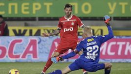 10 марта. Каспийск. "Анжи" - "Локомотив" - 0:2. Нападающий гостей Федор Смолов и вратарь хозяев Юрий Дюпин.