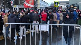 10 марта. Химки. "Динамо" - "Спартак" - 0:1. Очередь на вход у фанатской трибуны красно-белых.