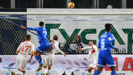 10 марта. Химки. "Динамо" - "Спартак" - 0:1. Капитан красно-белых Георгий Джикия (№ 14) выносит мяч с ленточки своих ворот.