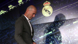 11 марта. Мадрид. Зинедин Зидан на представлении в мадридском "Реале".