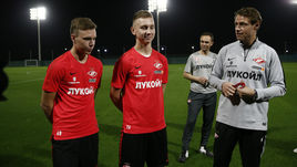 Максим Глушенков (в центре) и Наиль Умяров на сборе "Спартака".