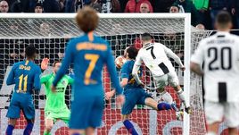 12 марта. Турин. "Ювентус" – "Атлетико" – 3:0. Криштиану Роналду забивает мяч.